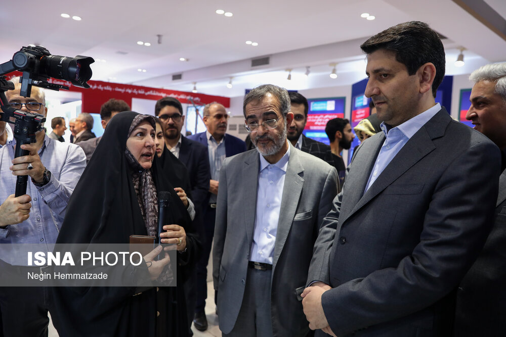 بازدید وزیر ارتباطات از نمایشگاه دستاوردهای علمی و فناورانه جهاد دانشگاهی