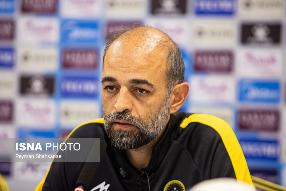 نشست خبری سرمربیان تیم‌های فوتبال سپاهان ایران و آخال ترکمنستان