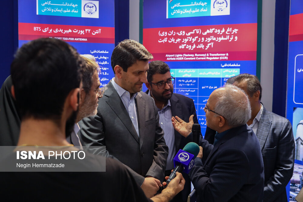 بازدید وزیر ارتباطات از نمایشگاه دستاوردهای علمی و فناورانه جهاد دانشگاهی