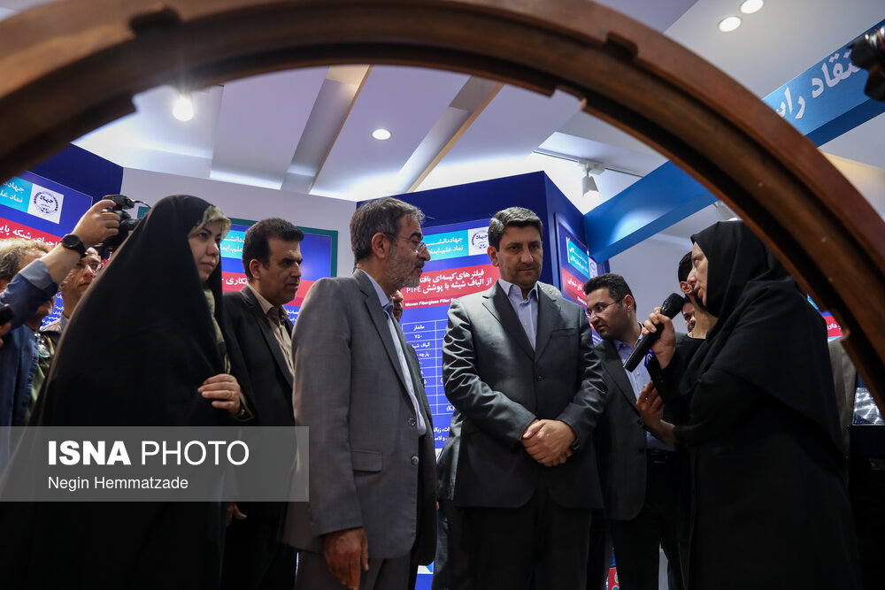 بازدید وزیر ارتباطات از نمایشگاه دستاوردهای علمی و فناورانه جهاد دانشگاهی