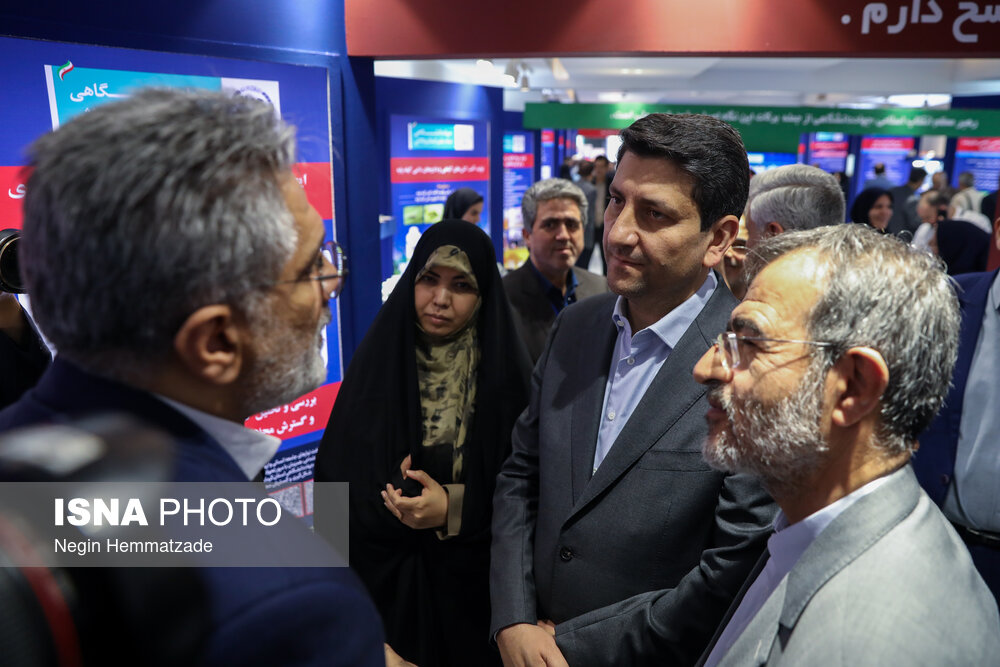 بازدید وزیر ارتباطات از نمایشگاه دستاوردهای علمی و فناورانه جهاد دانشگاهی