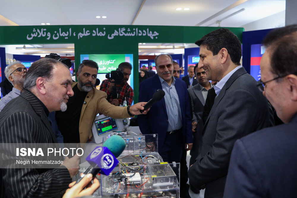 بازدید وزیر ارتباطات از نمایشگاه دستاوردهای علمی و فناورانه جهاد دانشگاهی