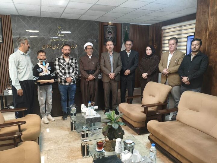 دلجویی از دانش آموز بوکانی توسط امام جمعه و فرماندار