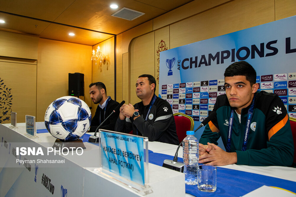 نشست خبری سرمربیان تیم‌های فوتبال سپاهان ایران و آخال ترکمنستان