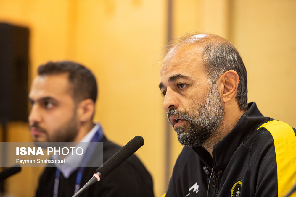 نشست خبری سرمربیان تیم‌های فوتبال سپاهان ایران و آخال ترکمنستان