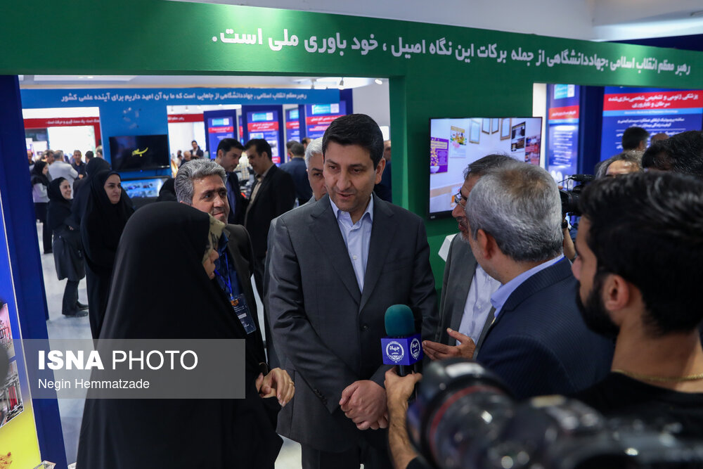 بازدید وزیر ارتباطات از نمایشگاه دستاوردهای علمی و فناورانه جهاد دانشگاهی