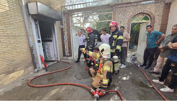 آتش‌سوزی انبار لوازم برقی در شیراز مهار شد