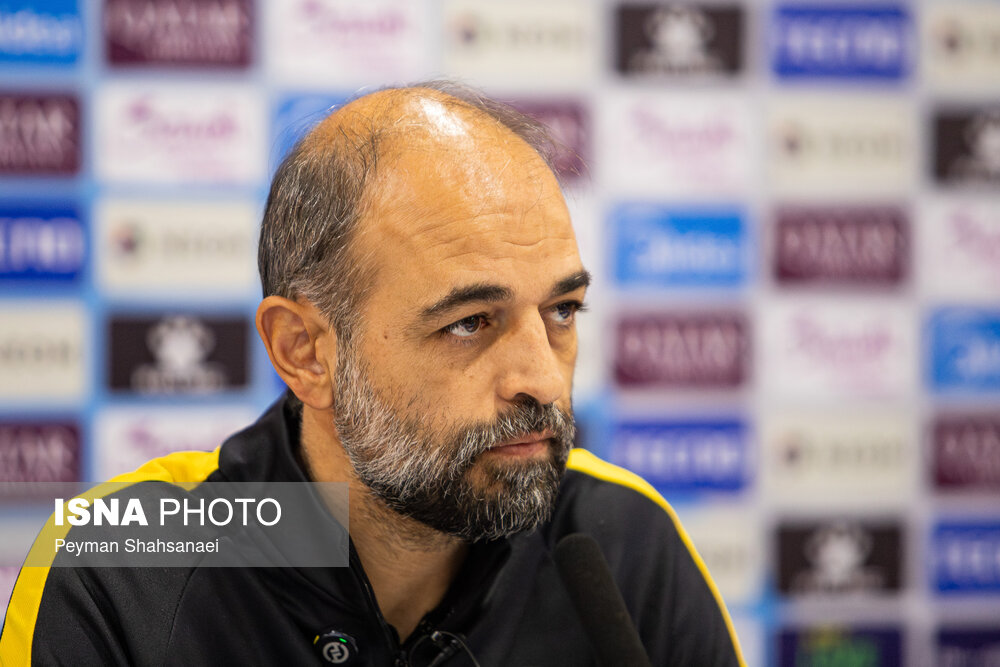 نشست خبری سرمربیان تیم‌های فوتبال سپاهان ایران و آخال ترکمنستان