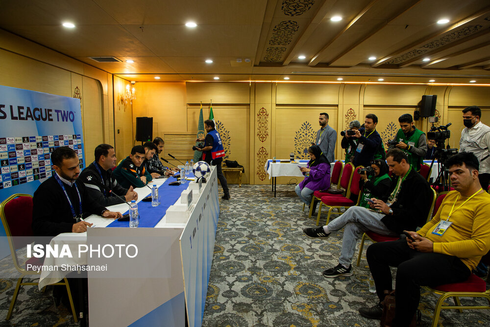 نشست خبری سرمربیان تیم‌های فوتبال سپاهان ایران و آخال ترکمنستان
