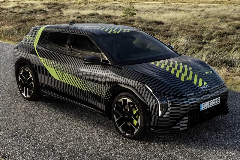 اولین تصاویر از هاچ‌بک داغ کیا EV4 GT، رقیب برقی گلف R