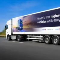 این بزرگراه در فرانسه خودروهای برقی را در حال حرکت شارژ میکند