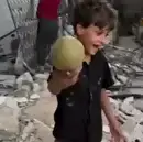 شادی یک کودک فلسطینی پس از یافتن قلک خود