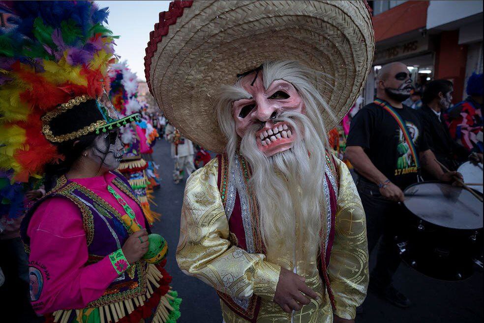 دیدنی های امروز؛ از راهپیمایی روز مردگان تا حراج توالت طلایی