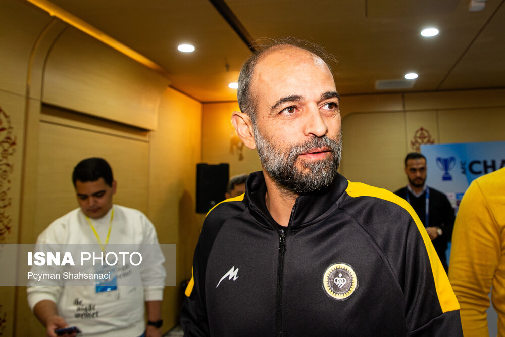 نشست خبری سرمربیان تیم‌های فوتبال سپاهان ایران و آخال ترکمنستان