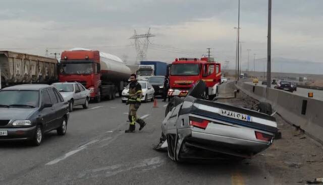 واژگونی و آتش‌سوزی خودرو در محور نیکشهر - ایرانشهر جان ۳ نفر را گرفت