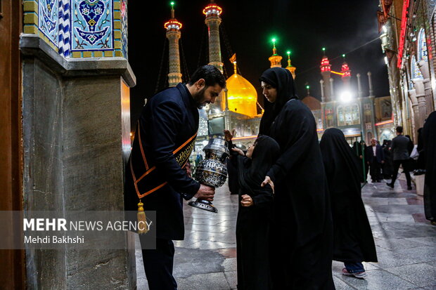 عکس/ حال و هوای حرم بانوی کرامت در شب شهادت حضرت زهرا(س)