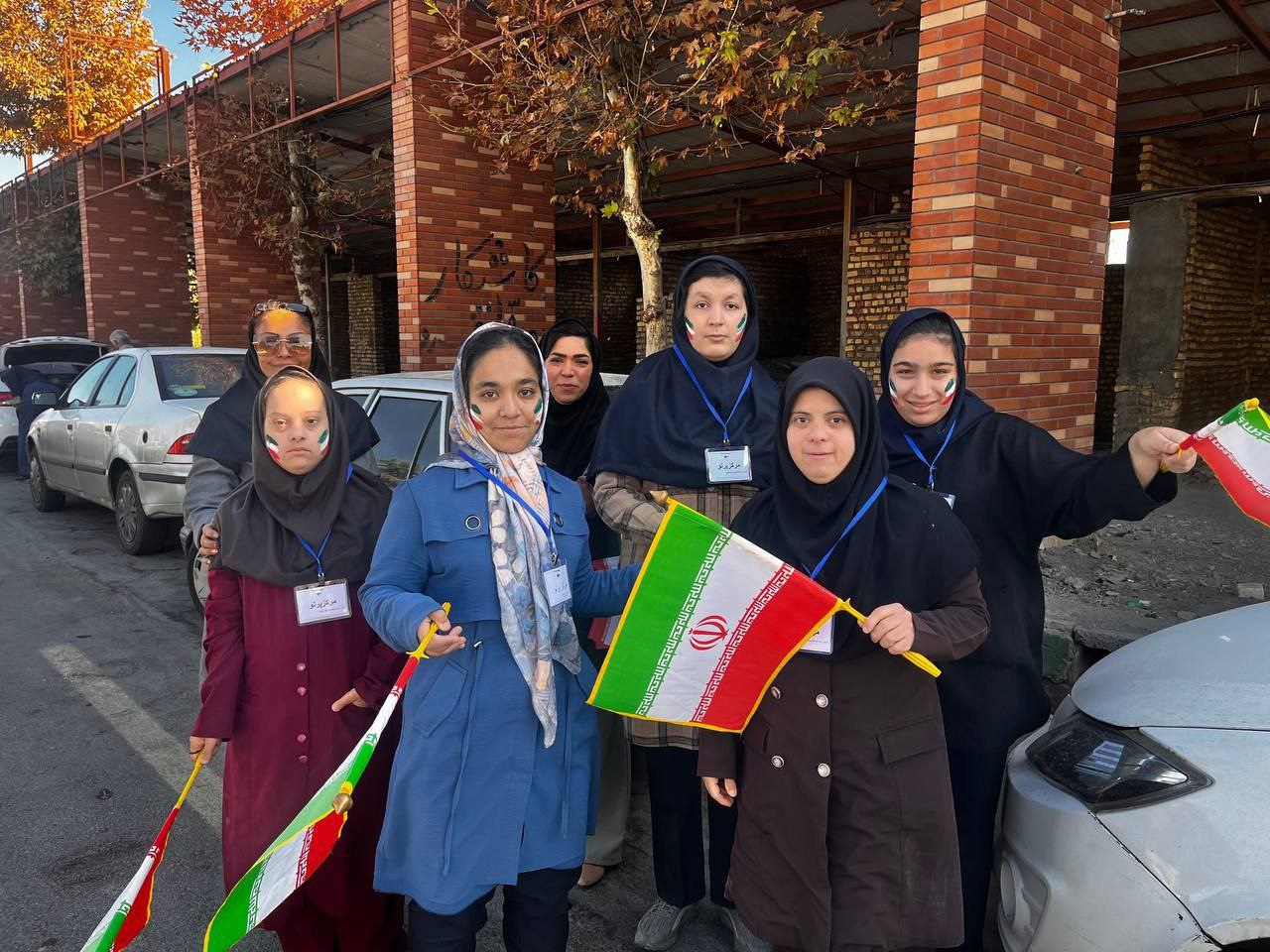 عکس/ حضور دختران دارای شرایط خاص ذهنی در راهپیمایی ۱۳ آبان مشهد