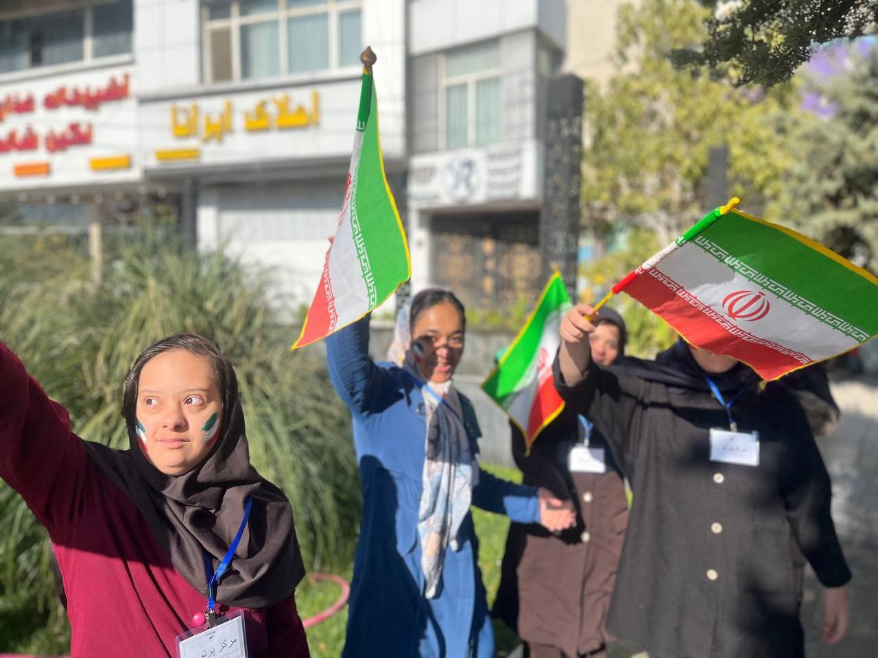 عکس/ حضور دختران دارای شرایط خاص ذهنی در راهپیمایی ۱۳ آبان مشهد