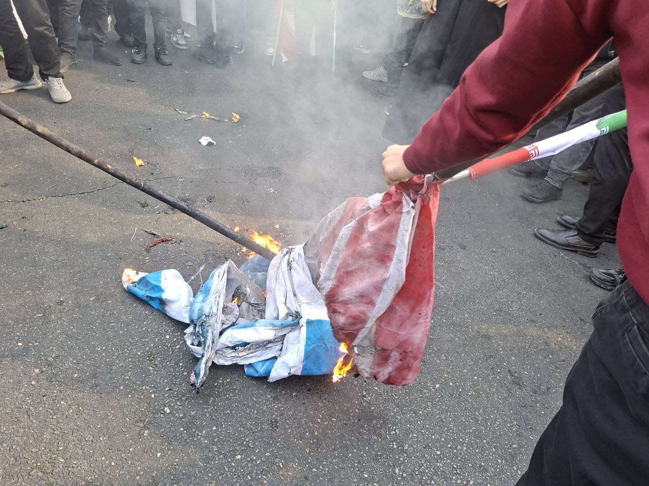  عکس/آتش زدن پرچم آمریکا و اسرائیل در راهپیمایی ۱۳ آبان