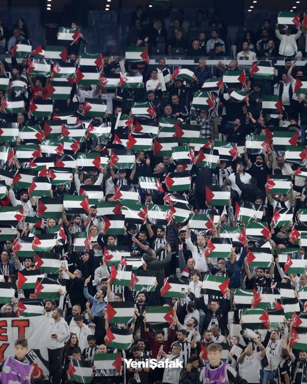 عکس/ حمایت هواداران تیم فوتبال بشیکتاش ترکیه از فلسطین