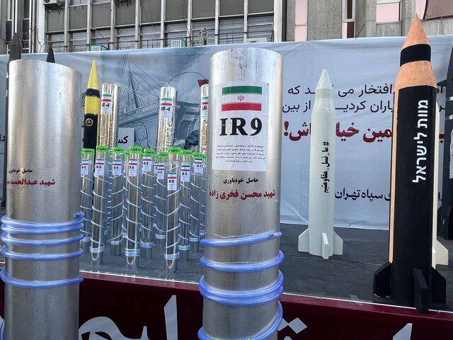 عکس/نمایش موشک و سانتریفیوژهای ایرانی در راهپیمایی ۱۳ آبان