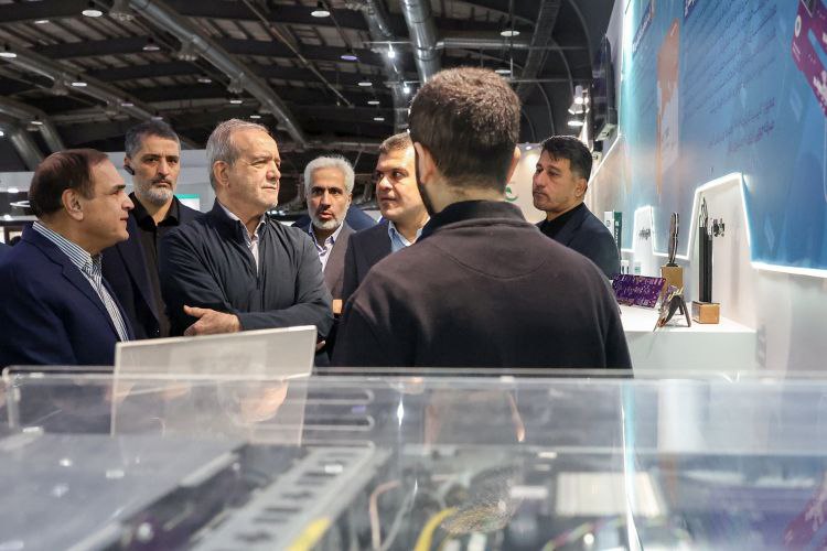 بازدید رئیس‌جمهور از نمایشگاه فناوری های روز آمد ایران