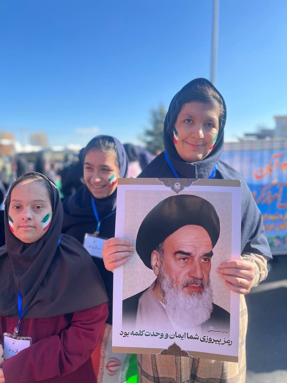 عکس/ حضور دختران دارای شرایط خاص ذهنی در راهپیمایی ۱۳ آبان مشهد