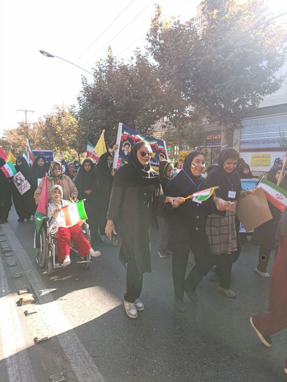 عکس/ حضور دختران دارای شرایط خاص ذهنی در راهپیمایی ۱۳ آبان مشهد