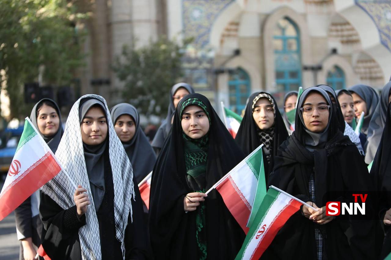 عکس/ دختران دهه نودی‌ در راهپیمایی ۱۳ آبان