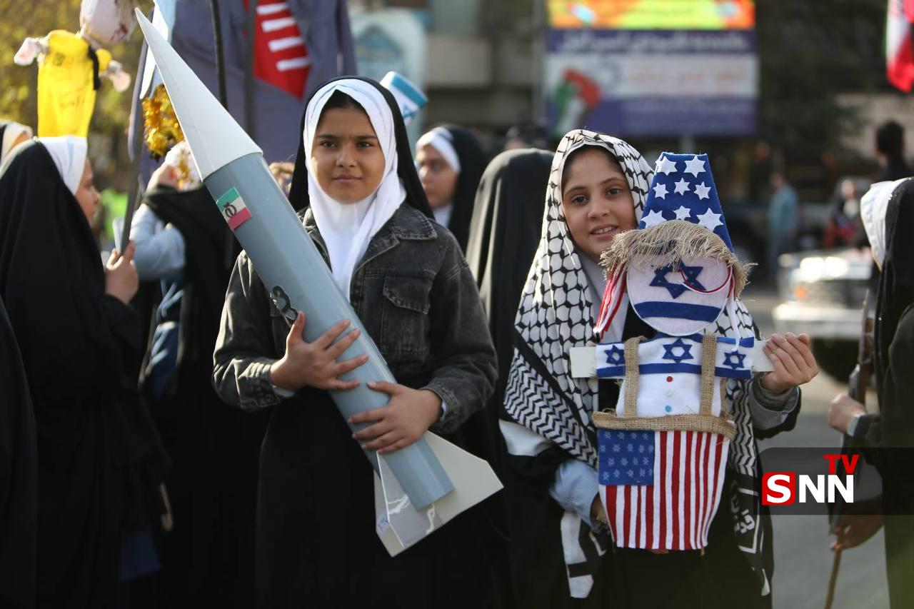 عکس/ دختران دهه نودی در راهپیمایی ۱۳ آبان