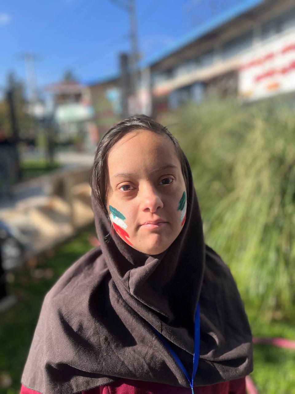 عکس/ حضور دختران دارای شرایط خاص ذهنی در راهپیمایی ۱۳ آبان مشهد