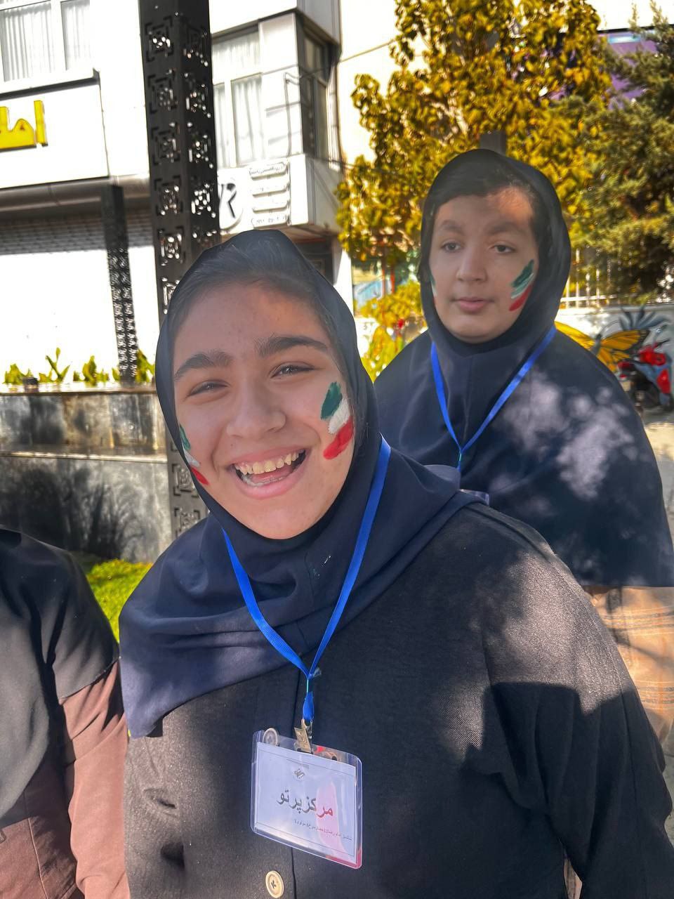 عکس/ حضور دختران دارای شرایط خاص ذهنی در راهپیمایی ۱۳ آبان مشهد