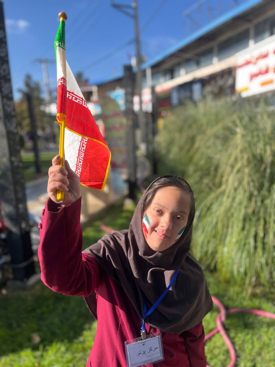 عکس/ حضور دختران دارای شرایط خاص ذهنی در راهپیمایی ۱۳ آبان مشهد