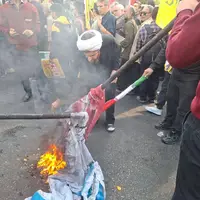  عکس/آتش زدن پرچم آمریکا و اسرائیل در راهپیمایی ۱۳ آبان