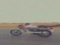 ویدیوئی از حرکات عجیب و خطرناک با سرعت ۱۲۰ کیلومتر در جاده!