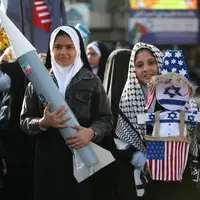 عکس/ به‌جای لبوبو، عروسک ضد ترامپ و نتانیاهو در دستان نسل نودی