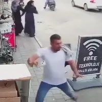 فرار میلیمتری عابرپیاده از برخورد یک خودرو