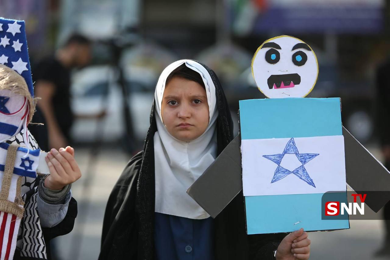 عکس/ دختران دهه نودی‌ در راهپیمایی ۱۳ آبان