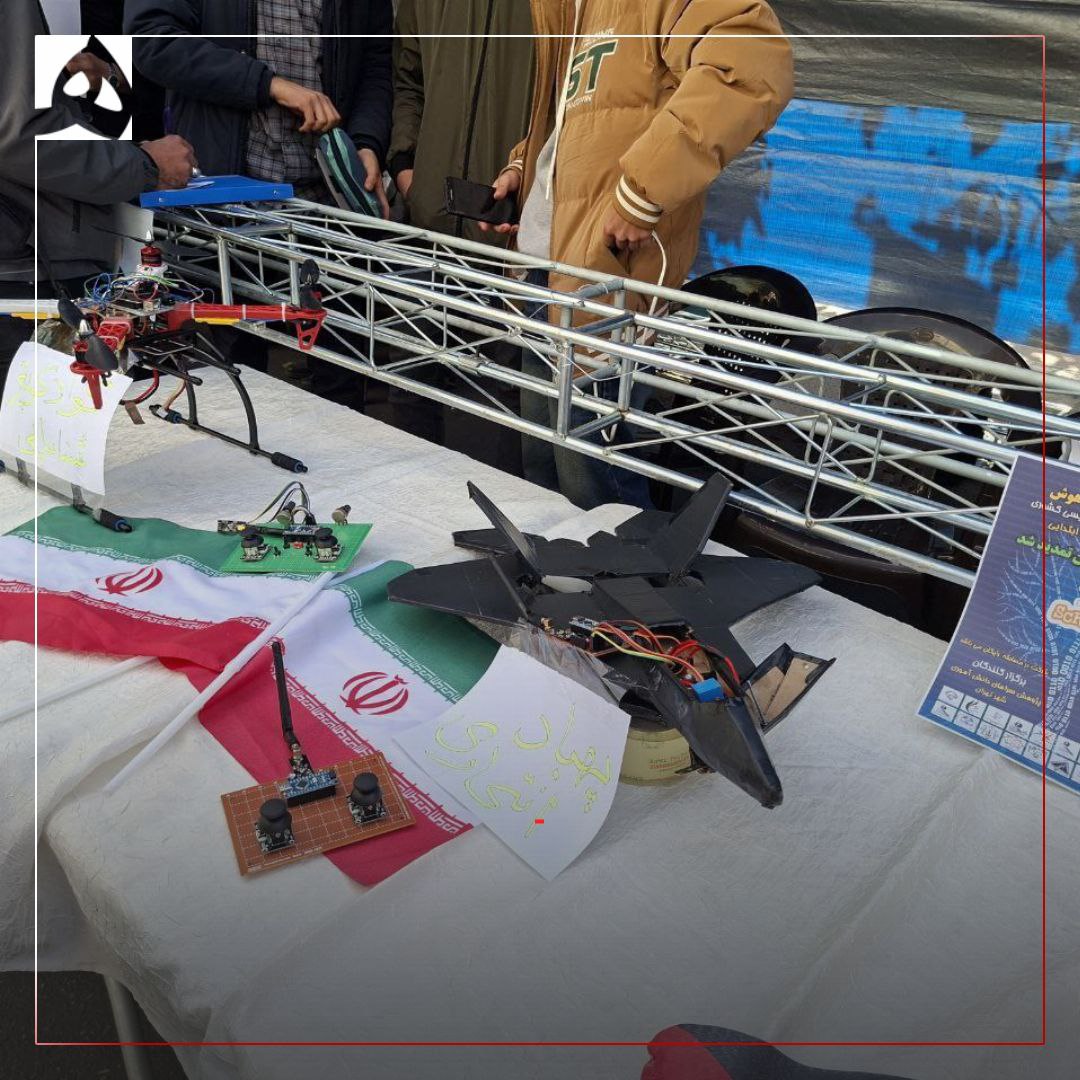 عکس/ نمایش اختراعات و دستاوردهای علمی دانش آموزان در حاشیه راهپیمایی ۱۳ آبان