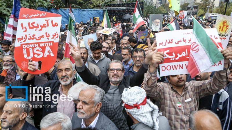 راهپیمایان ۱۳ آبان در قم انزجار خود را از استکبار جهانی به نمایش گذاشتند