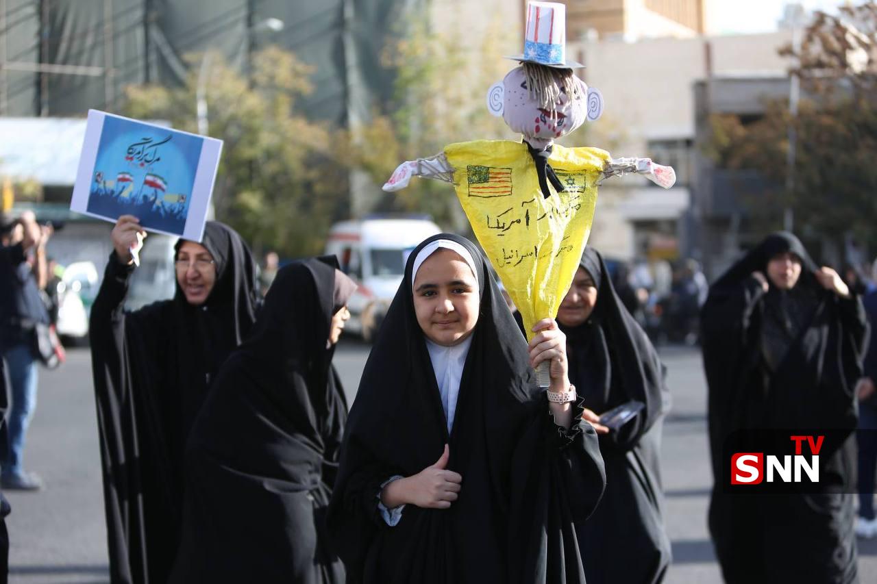 عکس/ دختران دهه نودی‌ در راهپیمایی ۱۳ آبان