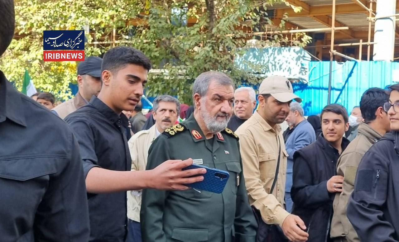 محسن رضایی: آمریکا و اسرائیل مثل سگهای هاری هستند که وقتی از روبرویشان میترسند شروع به عو عو میکنند