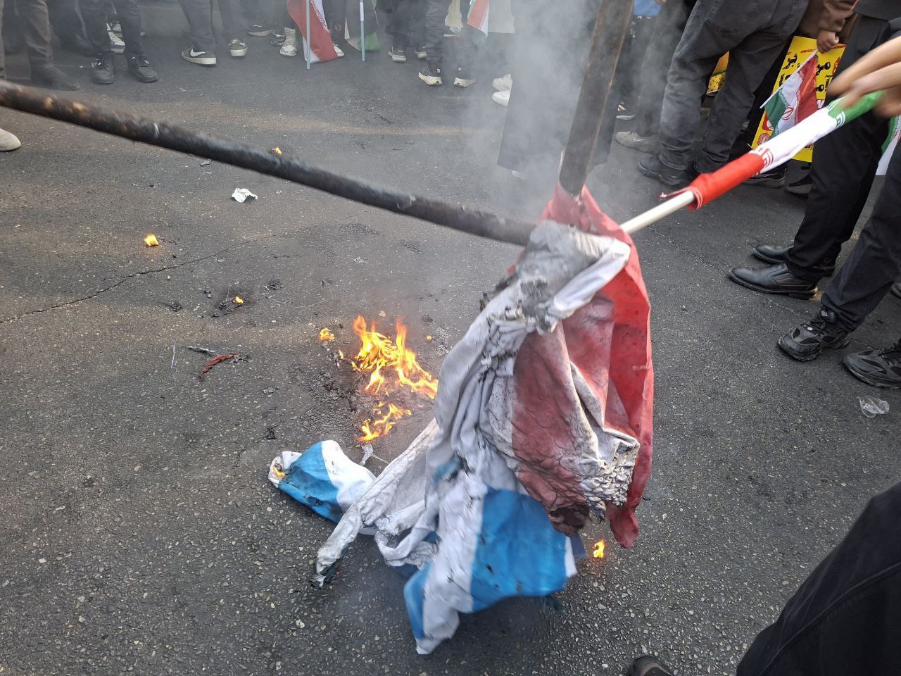  عکس/آتش زدن پرچم آمریکا و اسرائیل در راهپیمایی ۱۳ آبان