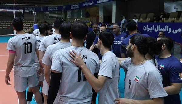 ملیپوشان والیبال با بازوبند مشکی وارد زمین میشوند