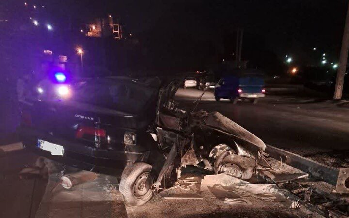 تصادف دلخراش ۴۰۵ با تیر چراغ برق؛ 2 نفر کشته شدند