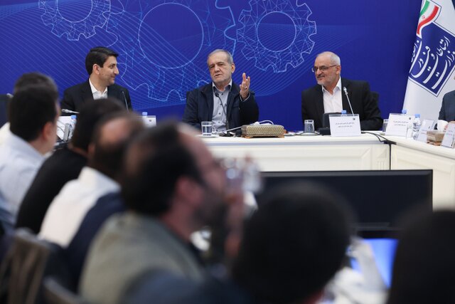 پزشکیان: ساختار آموزش کشور را متحول میکنیم تا پایههای اقتصاد دانشبنیان تقویت شود