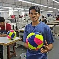 مراحل دیدنی تولید توپ فوتبال در کارگاهی در پاکستان