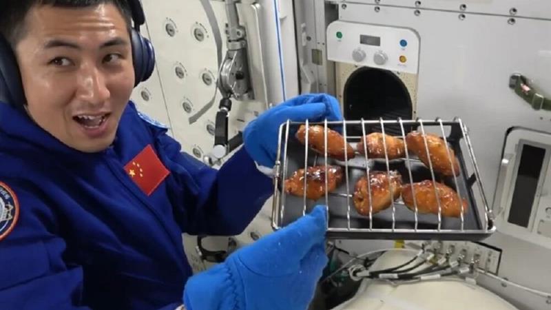 چینی‌ها در فضا بال مرغ سوخاری پختند!