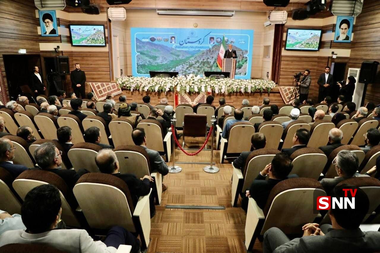 عکس/ برگزاری نشست فرهیختگان و فعالان اجتماعی و فرهنگی کردستان با رئیس‌جمهور