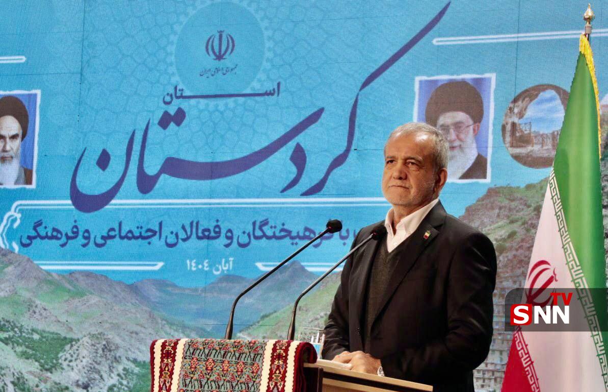 عکس/ برگزاری نشست فرهیختگان و فعالان اجتماعی و فرهنگی کردستان با رئیس‌جمهور